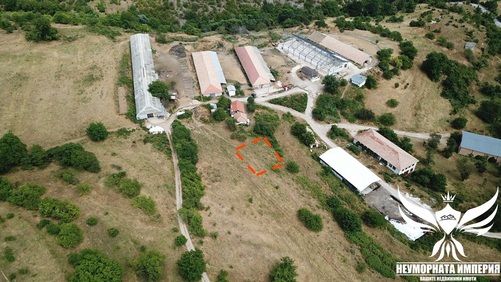 Продавам земя 524кв.м. с топ гледка до път в село Орехово обл.Смолян