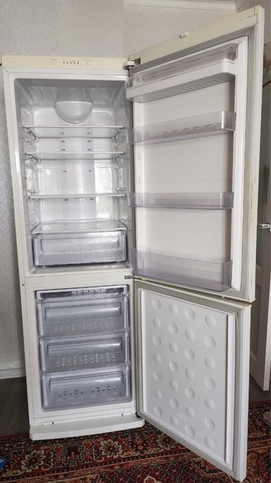 Холодильник Samsung жақсы жағдайда