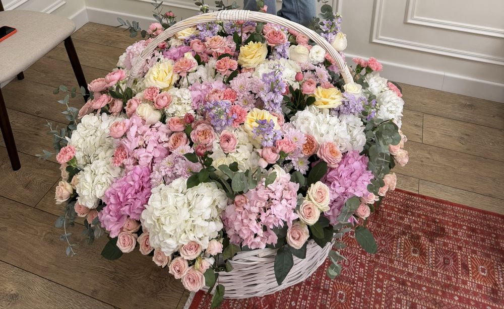 Цветы в корзине