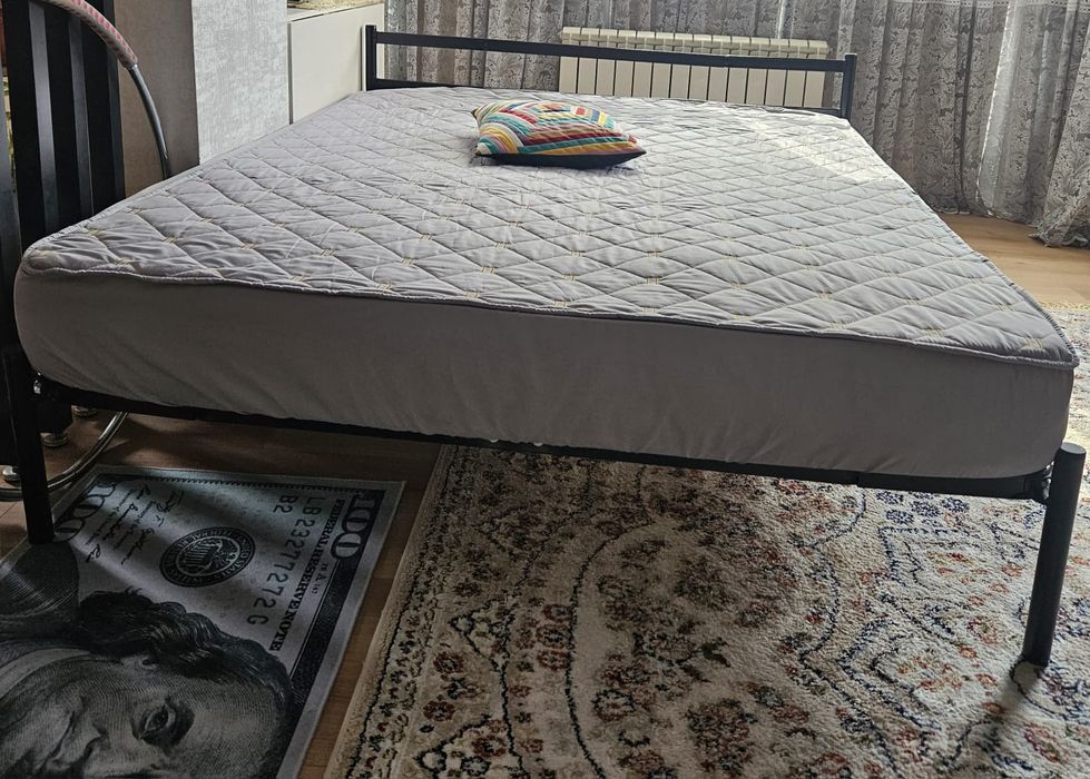 Двух спальный кровать