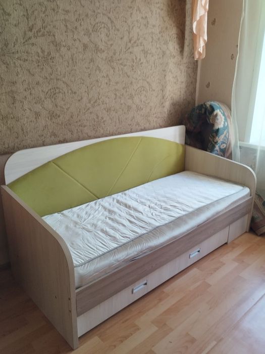 Кровать с полкой