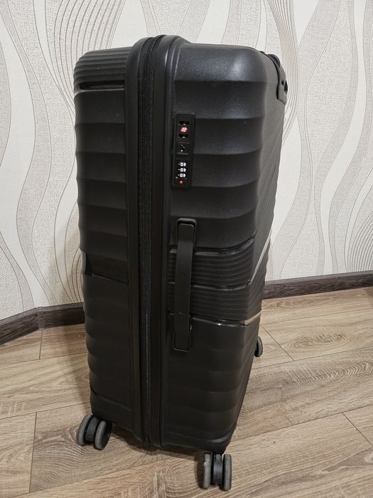 Чёрный большой чемодан