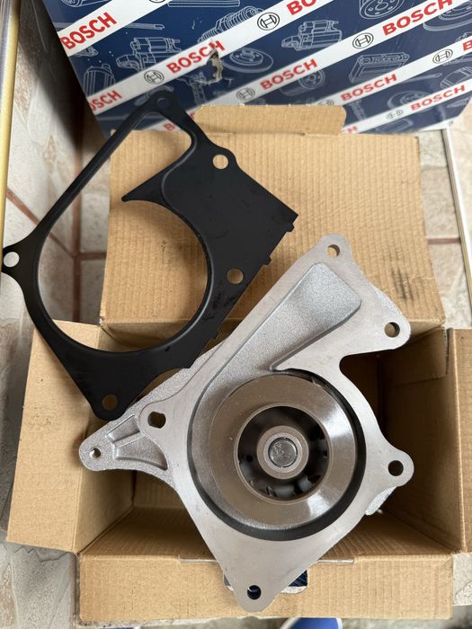 Dacia, Renaut - водна помпа, ангренажен ремък и ролка [BOSCH]