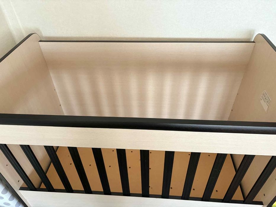 Продавам дървена кошара с люлеещ механизъм