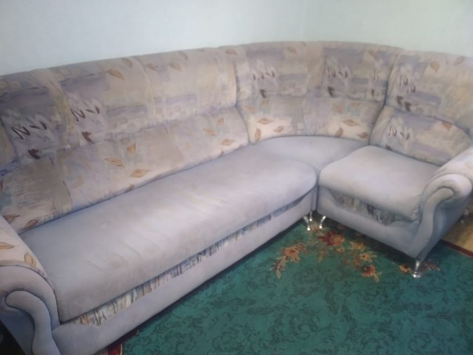 Продаю угловой диван с одним креслом