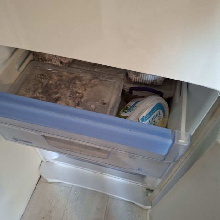 Продавам хладилник с фризер