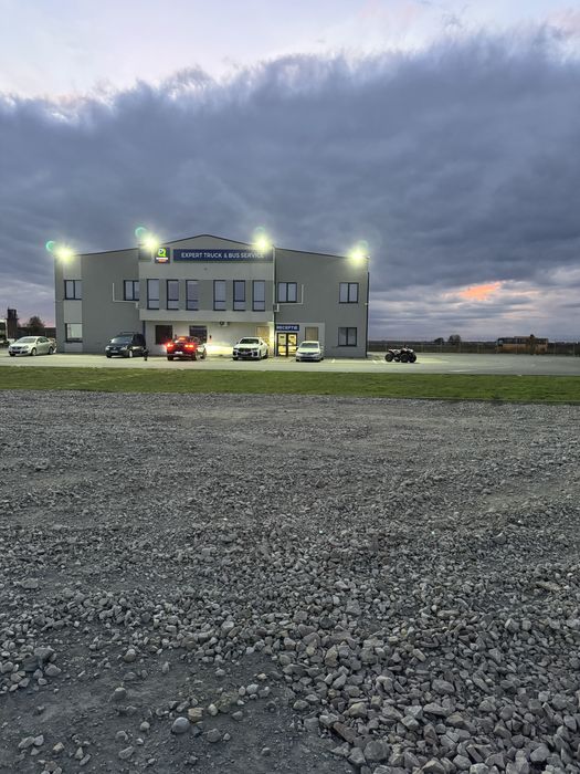 Inchiriez service auto