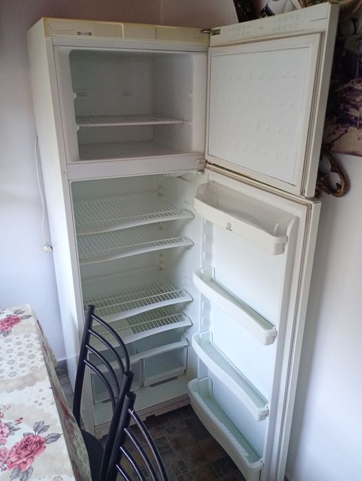 Vând frigider Indesit cu două uși.