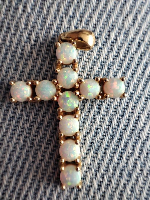 Cruciuliță aur 14 k  cu opal alb
