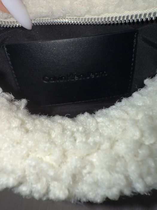 Чисто нова mini оригинална чанта на Calvin Klein