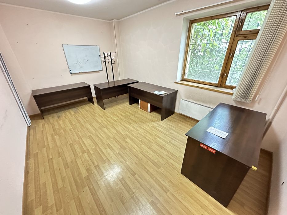 Офисные столы 6 штук и 2 доски