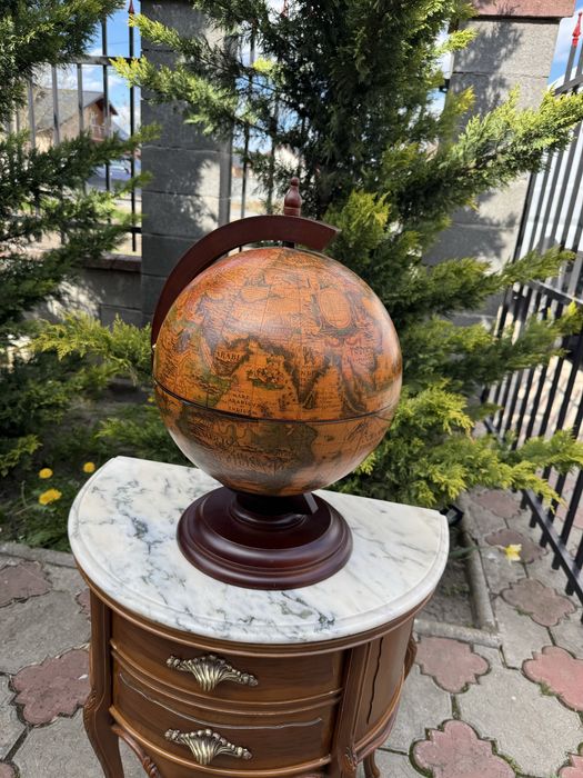 Mini-bar elegant in forma de glob