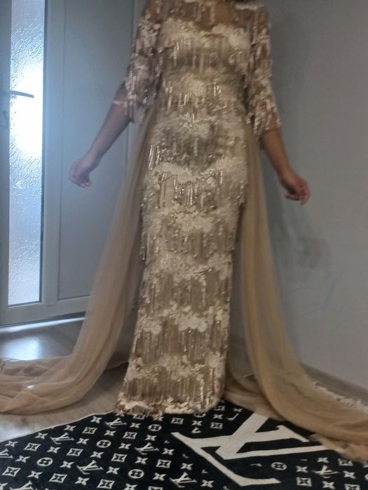 Продавам официална рокля