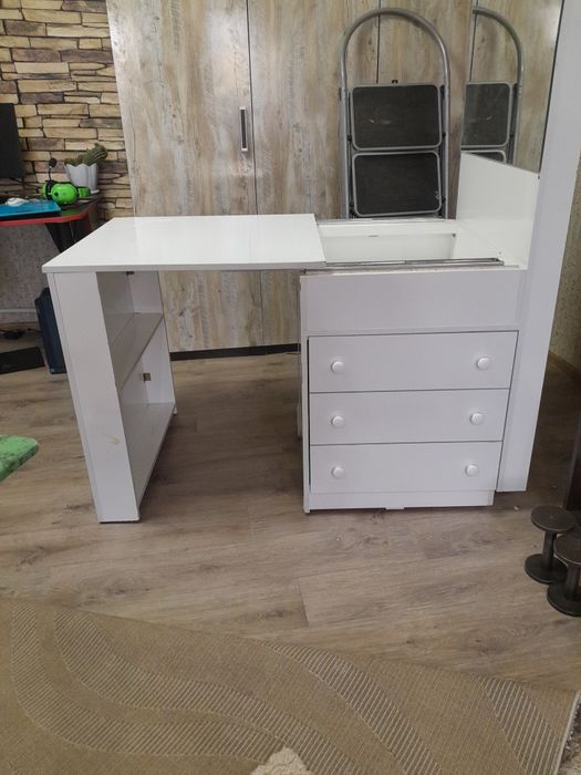 Раздвижной стол-тумба.