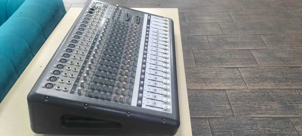 Продается активный микшерный пульт.