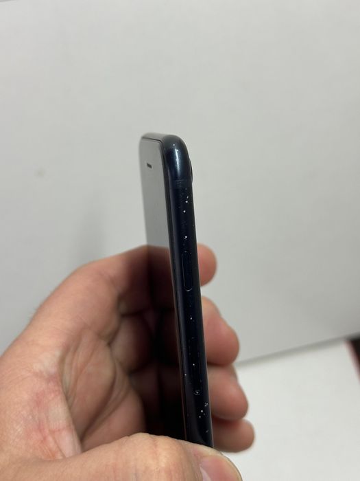 Продам Айфон Se 20 64г