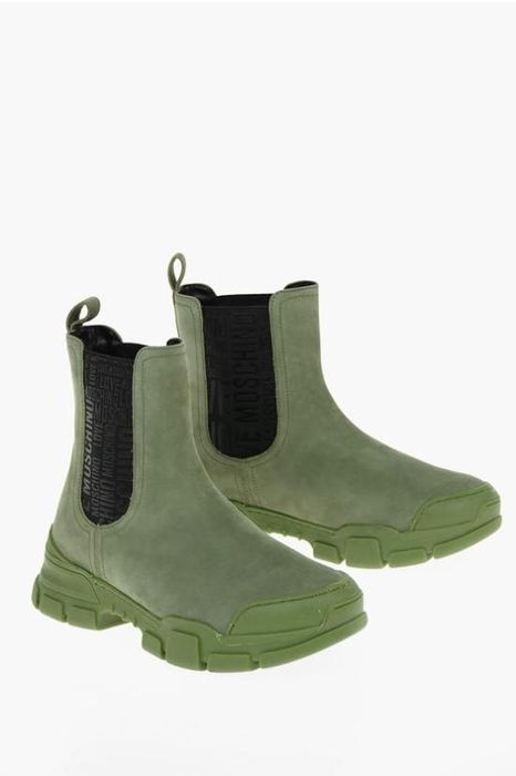 Чисто нови боти Love Moschino