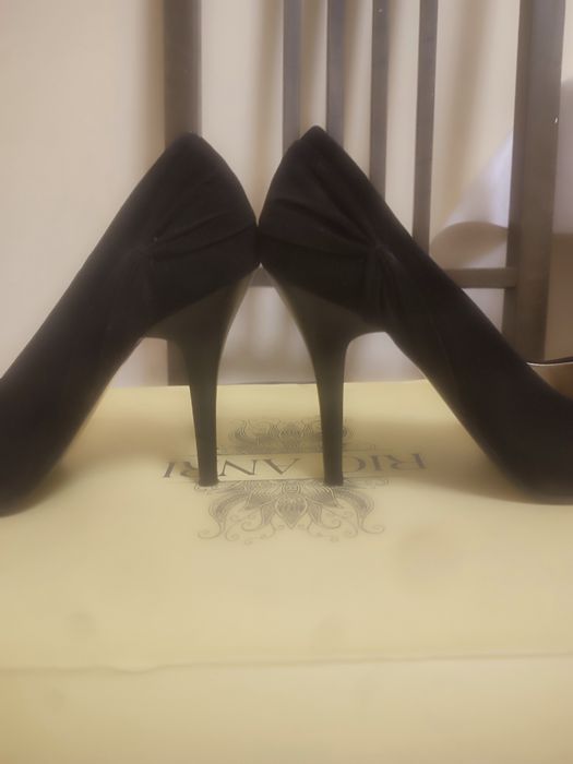 Продам черные туфли замшевые