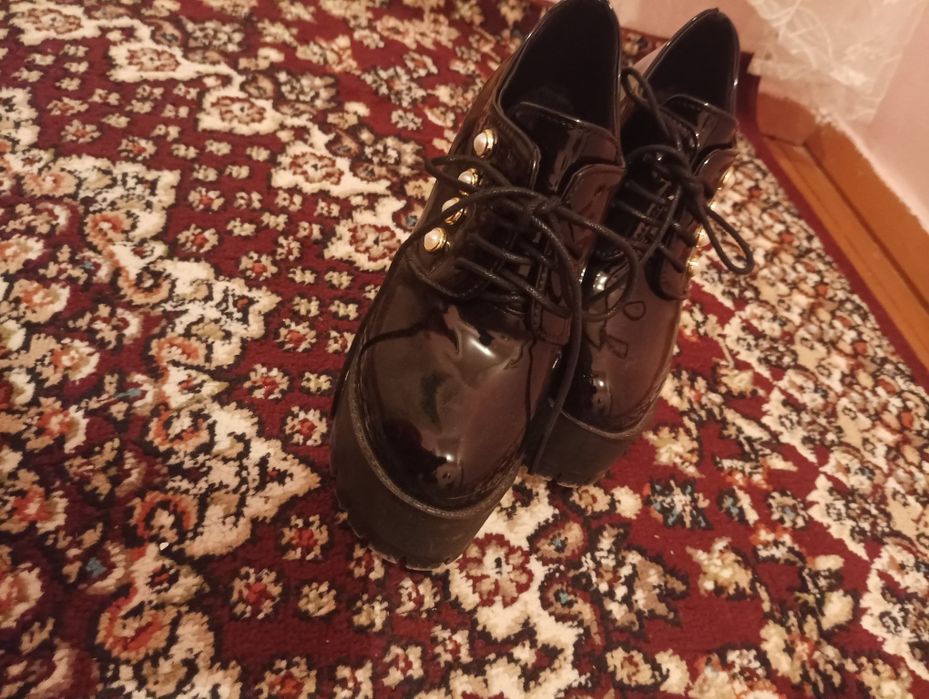 Tufli yangi  bir martta kiyilgan faqat