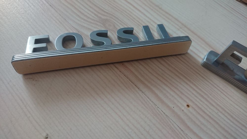 Fossil - рекламни надписи, лого