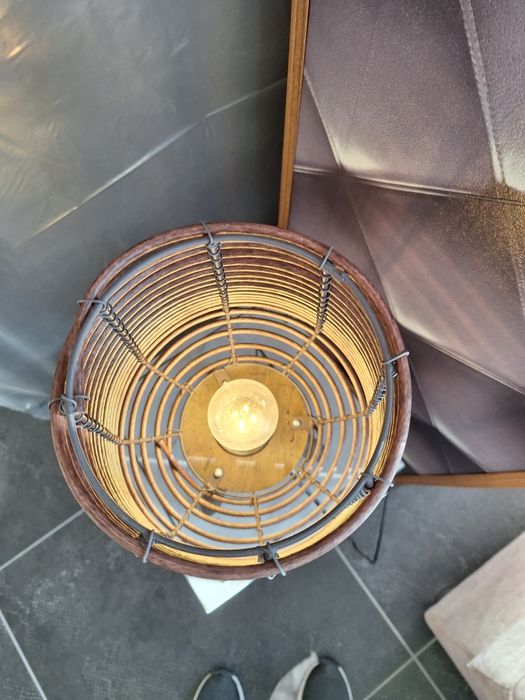 Красива настолна лампа