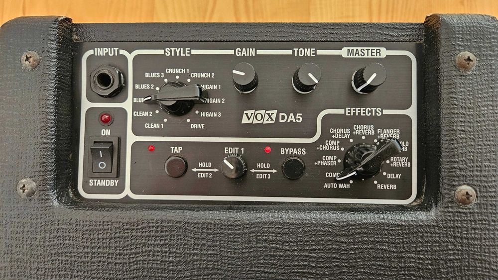 Усилвател VOX DA5 за китара и микрофон