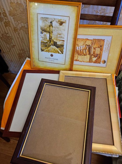 Две картины и пять рамок.