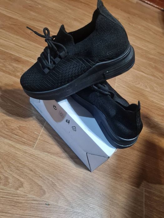 Дамски обувки  за всекидневие и спорт.