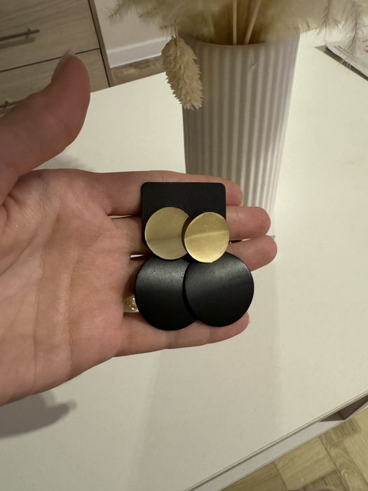 Поодам серьги новые.