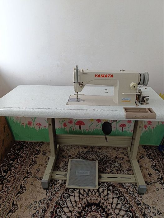 Yamata FY-8700 — это промышленная прямострочная швейная машина челночн