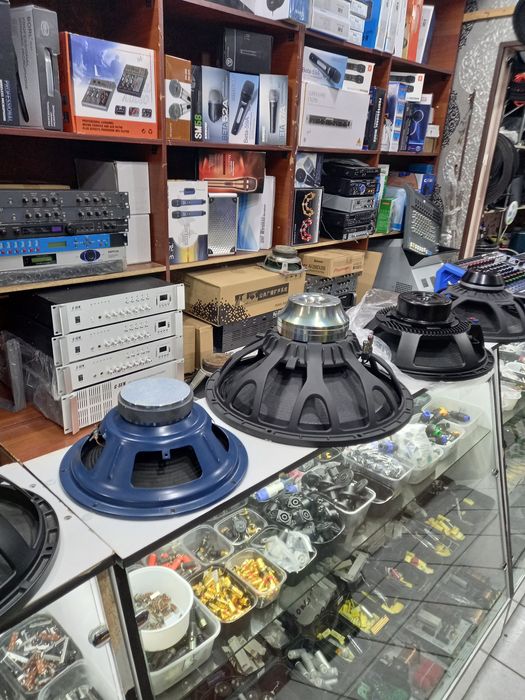 Кабель для колонок и микрофонов и комплектующие разьемы.