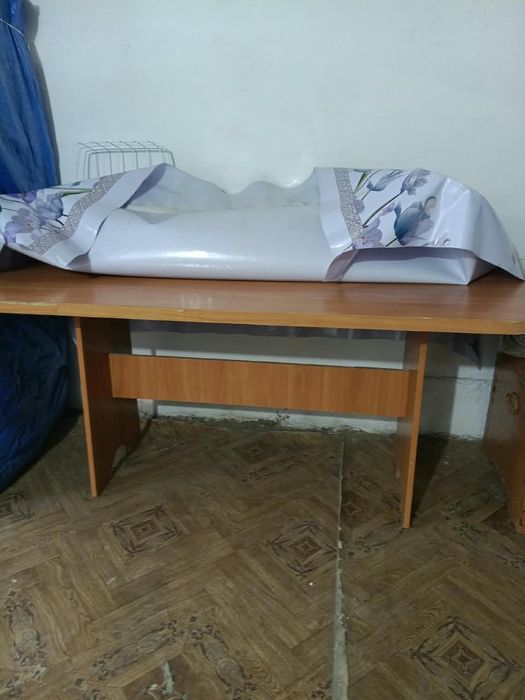 Стол кухонный и стулья.