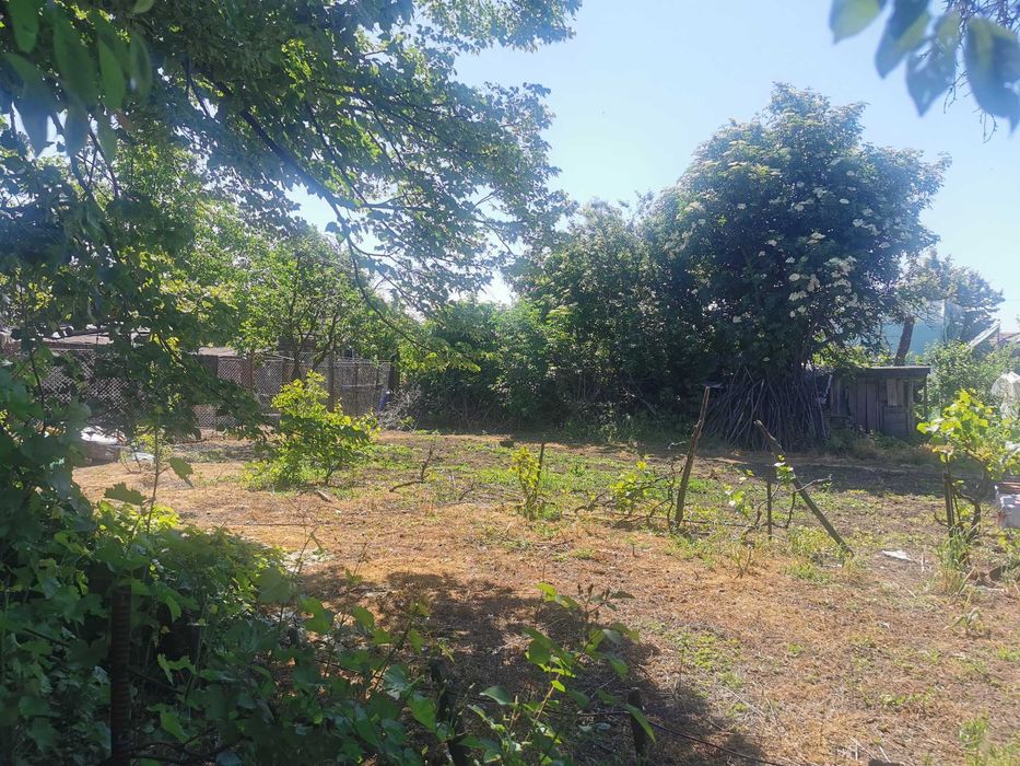 Teren cu casa bătrâneasca de vânzare la tara