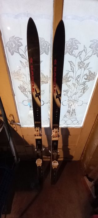 Vând schiuri doua perechi