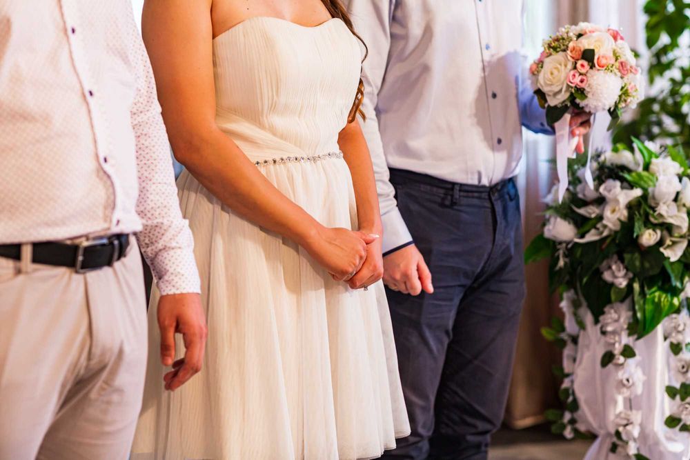 Бяла официална рокля, подходяща за повод/подпис LAONA