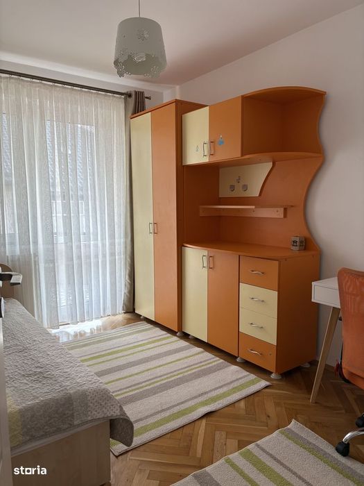 Apartament cu 4 camere, garaj , beci, pod și 3 balcone