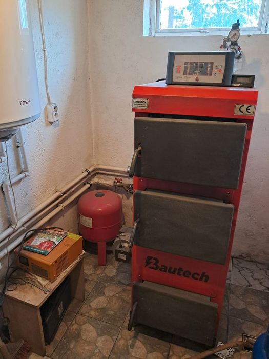 Vând centrala pe combustibil solid, puffer, boiler, pompa, vas expansiune