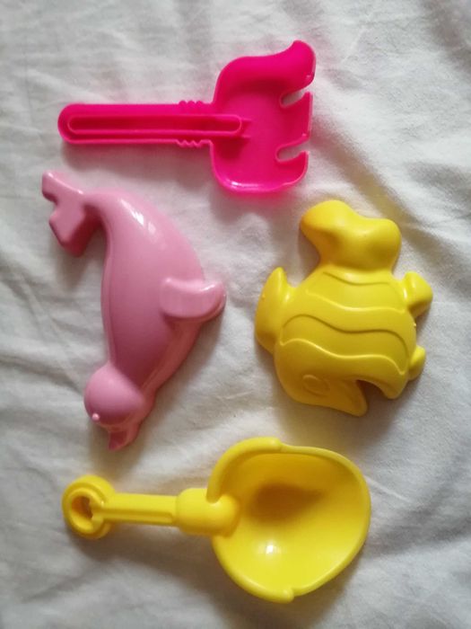 Камионче самосвал с инструменти за игра в пясък, чисто ново