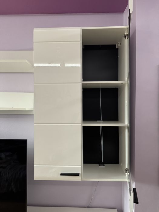 Модерна секция за хол – бял гланц, отлично състояние