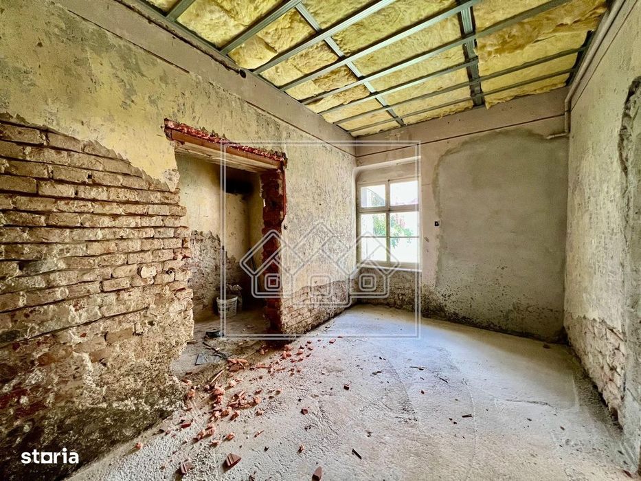 Casa de vanzare - 4 camere, 130 mp - Centrul Istoric