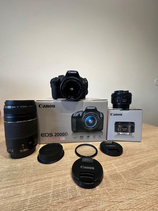 Vand Canon EOS 2000D kit EF-S 18-55 mm IS II + doua obiective