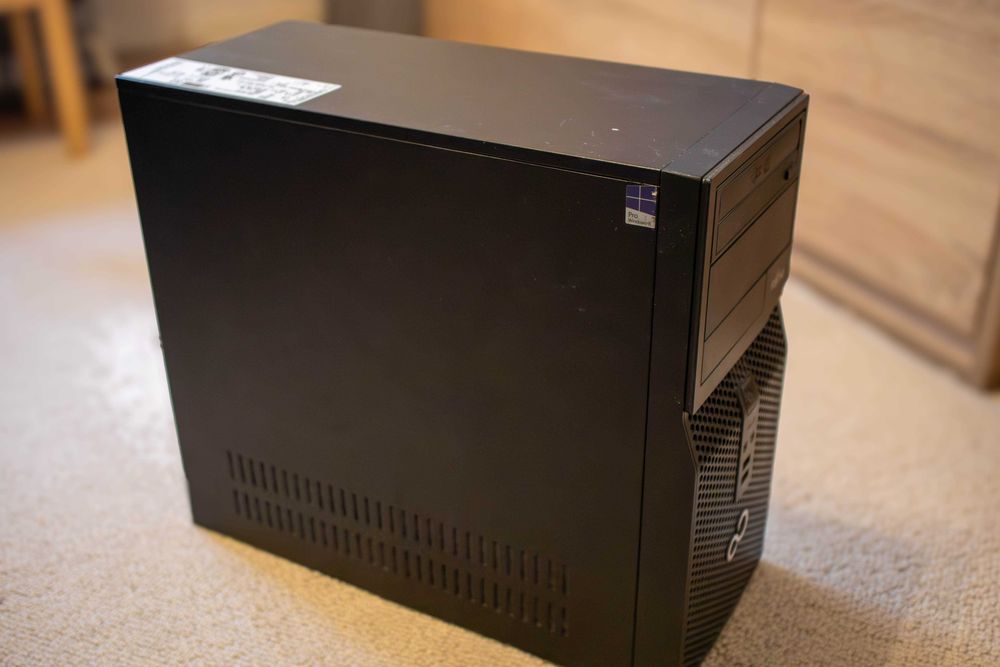 Четириядрен компютър Fujitsu Esprimo P520