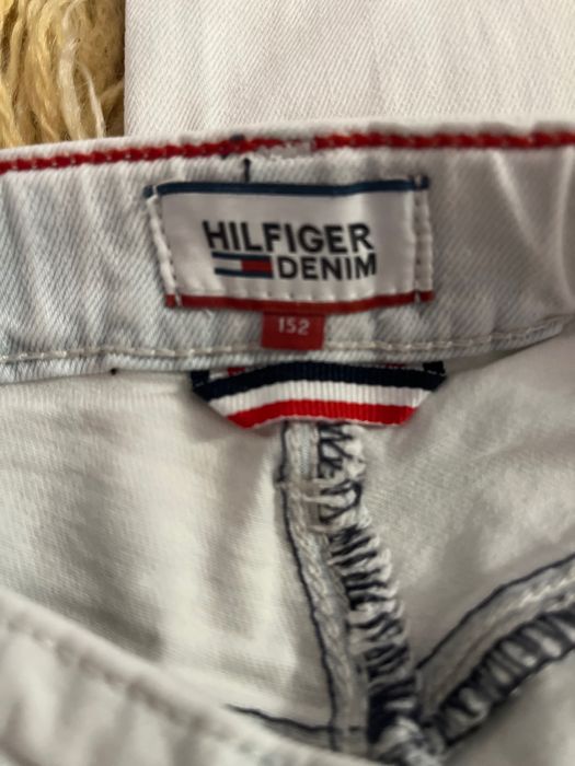 Накъсани дънки на Tommy Hilfiger