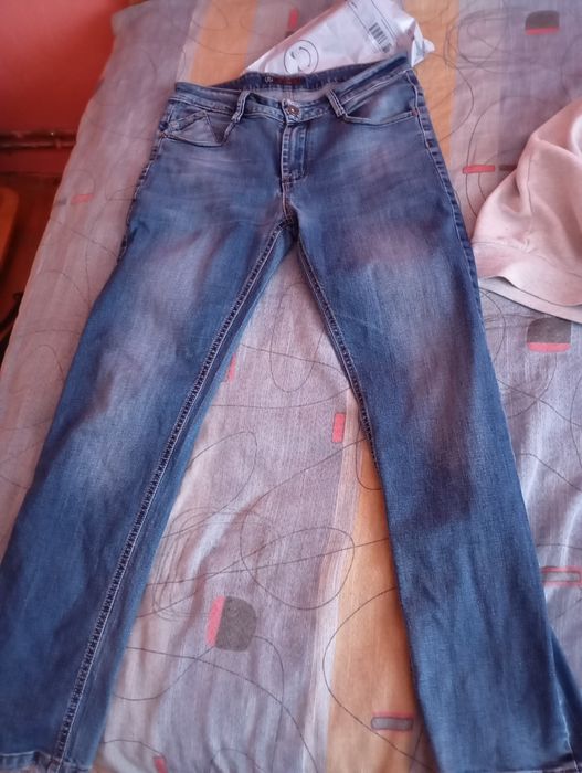 Мъжки дънки за носене.