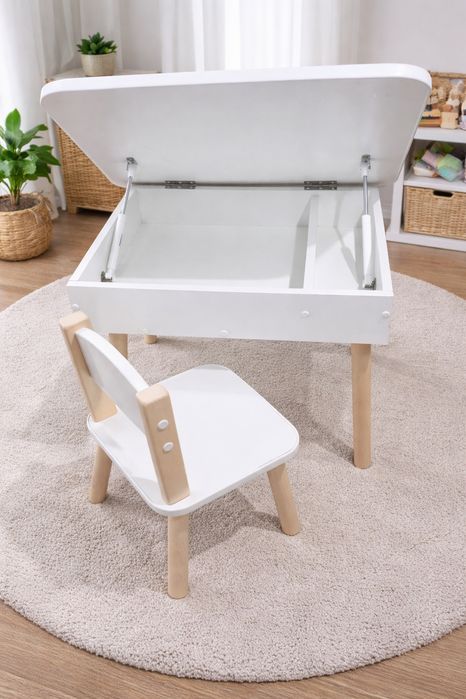 Детский стол и стульчик.