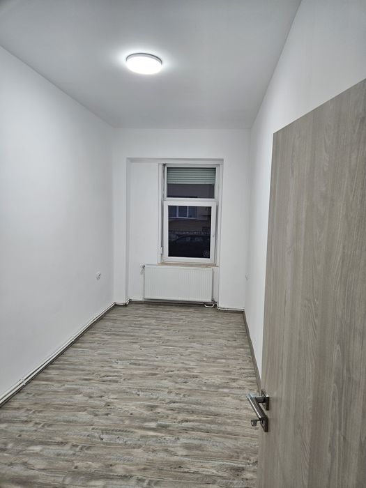 Vând apartament la casa 2 -3  camere complet renovata
