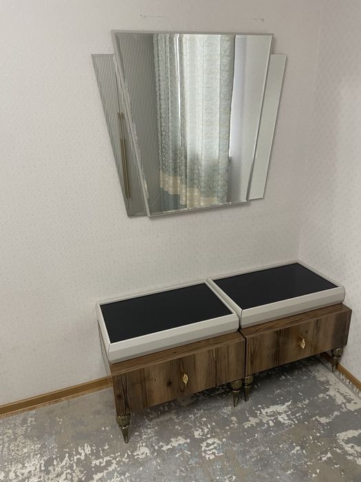 Комод с тумбочкой и с зерколой