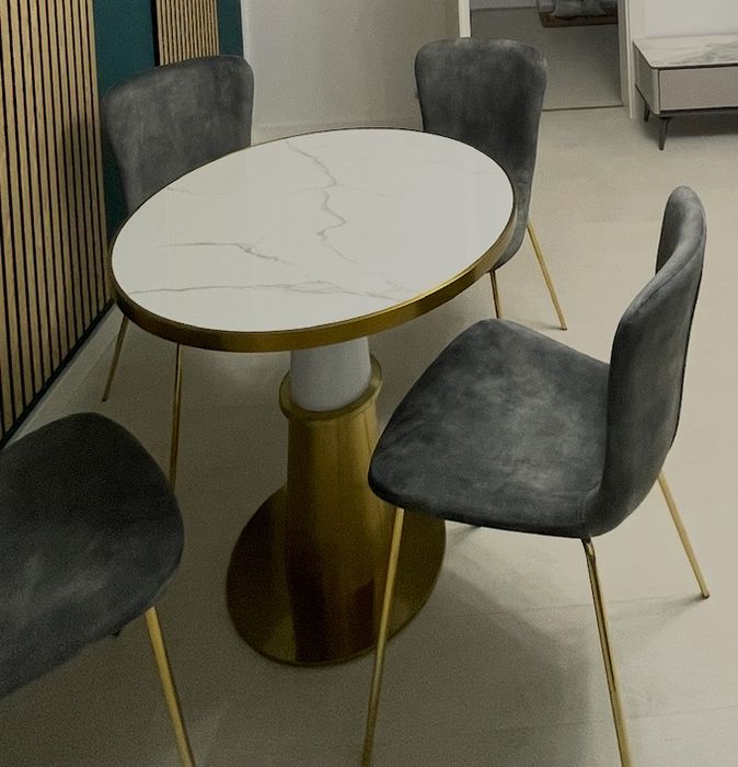 Masa Rotunda Dining cu baza aurie si blat alb (cu efect de marmura)