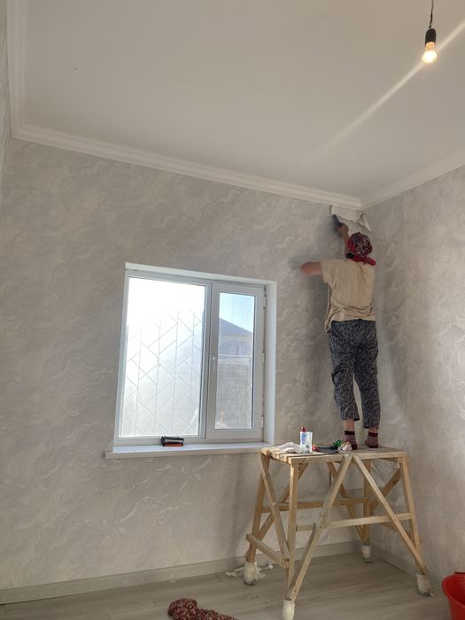 Поклейка обоев и покраска стены