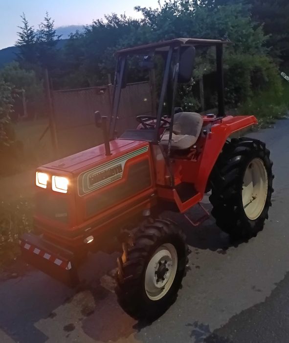 Трактор Hinomoto N249 4X4 с инвентар